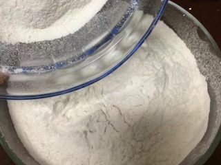 一次发酵吐司面包,低筋面粉和高筋面粉过筛两边，放入面包机里，过筛两遍是为了让面粉更好的呼吸空气，这样做出的面包更柔软蓬松细腻