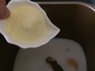 一次发酵吐司面包,再加入奶粉