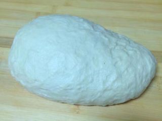 一次发酵吐司面包,发酵好的面团，直接在面包机中启动揉面程序，面团排气8分钟，取出后分出一半面团做吐司面包，另一半做了蜂蜜小面包