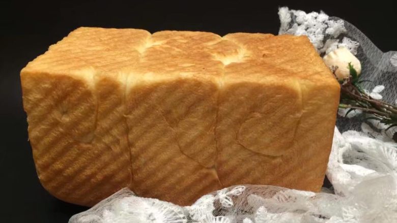 一次发酵吐司面包,美味的吐司面包就好了，烤箱烤的面包的确比面包机的要更好吃，教程分享完毕