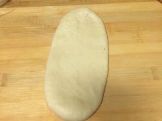 一次发酵吐司面包,每个剂子分别擀成牛舌状