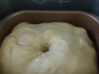 一次发酵吐司面包,启动发酵功能进行发酵至2倍大，手指沾面粉戳面团中间，不回缩如图这样就发酵好了