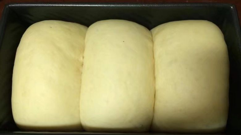 一次发酵吐司面包,发酵到9分满就可以了，盖上磨具盖子，烤箱180度预热3分钟后放入烤箱开启160度，中层烤25分钟，面包烤好后取出倒扣脱模就可以了