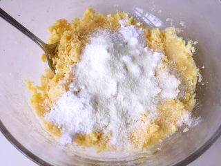 奶香绿豆糕（无油低糖版）,加入白砂糖和奶粉翻拌均匀