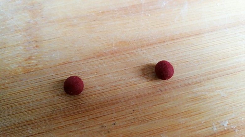 机器猫奶香馒头,用红色面团搓成红色小圆球。