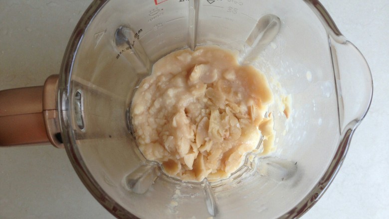 咖啡味桃山月饼,煮好的白芸豆，放入破壁机杯内。