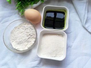 菠菜蒸糕,食材准备:面粉3勺、鸡蛋1枚、菠菜汁35ml、细砂糖2勺