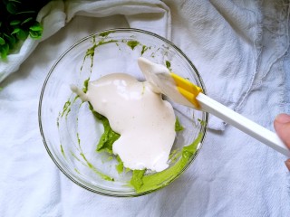 菠菜蒸糕,再取1/3打发好的蛋液倒进菠菜面糊里，用切拌的方式拌匀，边切拌边转动盆