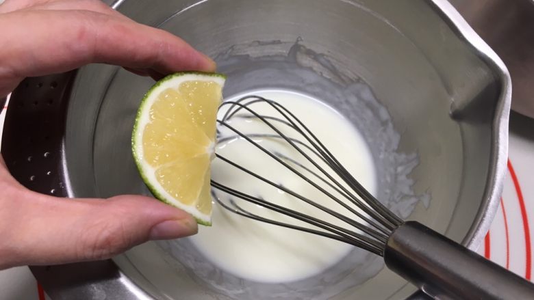 零基础酸奶慕斯杯,酸奶中挤入3克柠檬汁，柠檬汁可以让口感更好，没有可以不加，搅拌均匀
