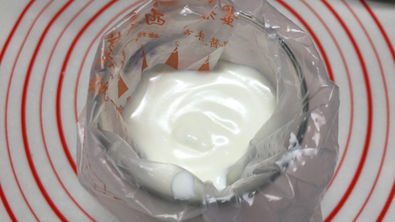 零基础酸奶慕斯杯,今天用的杯子是白酒杯，比较小，所以装入裱花袋剪个小口灌进去