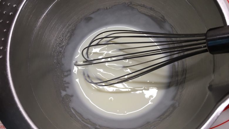 零基础酸奶慕斯杯,因为我用的是自制无糖酸奶，所以加了10克糖粉，用打蛋器搅匀。如果是购买的带甜味的酸奶就不要加糖了