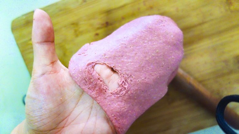 I💕U全麦麻薯紫薯蔓越莓软欧,全麦面粉很难揉出膜，之前用这个办法高筋面粉可以出薄膜的～