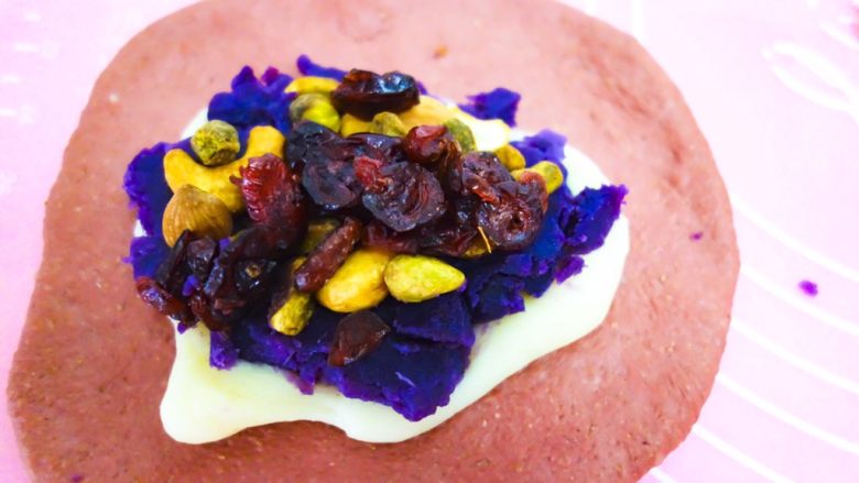I💕U全麦麻薯紫薯蔓越莓软欧,分成好的面团加入麻薯紫薯和腰果～这个是爱心