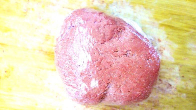 I💕U全麦麻薯紫薯蔓越莓软欧,然后重要的一步来了，用保鲜膜包住它放冰箱！20分钟！