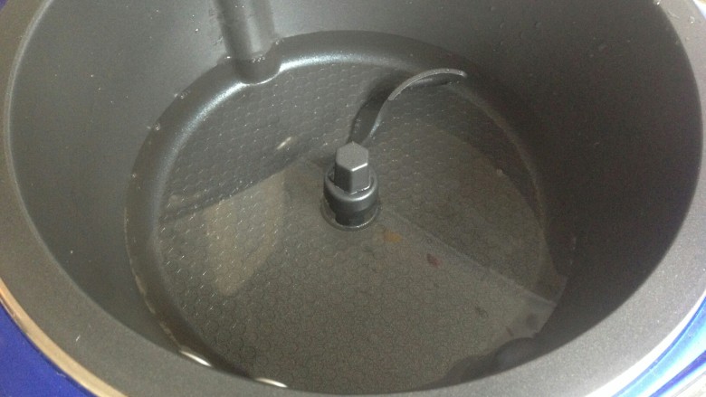 花生焖猪蹄,锅内放适量的清水。