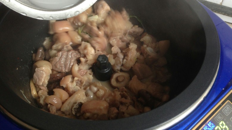 花生焖猪蹄,大概煮30分钟左右，勾点水淀粉，收汁。