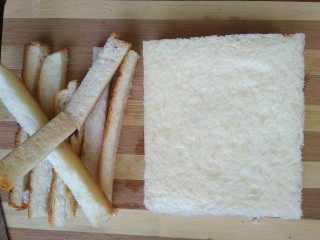 黑米乳酪三明治,准备好的土司，把边缘切掉。