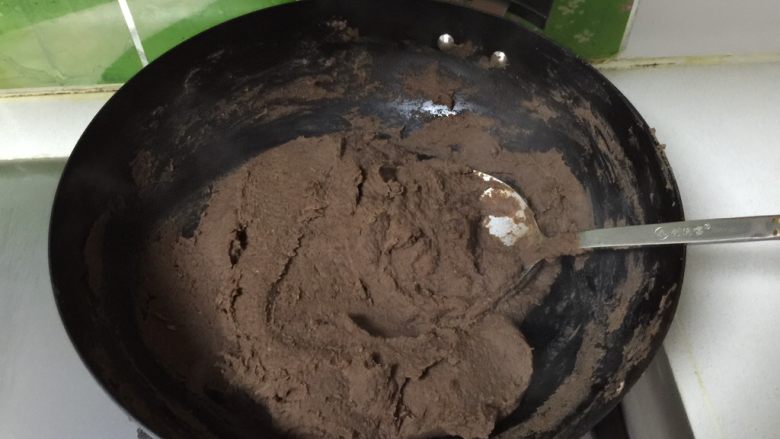 无油红豆沙,打碎的红豆沙倒入锅里加糖，小火不断翻红豆沙，一定要不断翻，防止粘锅；