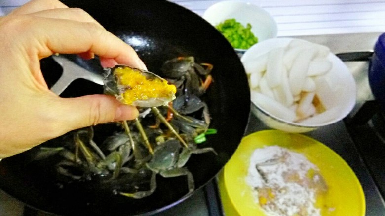 毛蟹年糕,蟹洗净切半，沾上藕粉入锅。