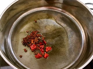 笋干烧五花肉,锅内加入大豆色拉油烧热后加入胡椒粒，大料，桂皮和干红辣椒炒香