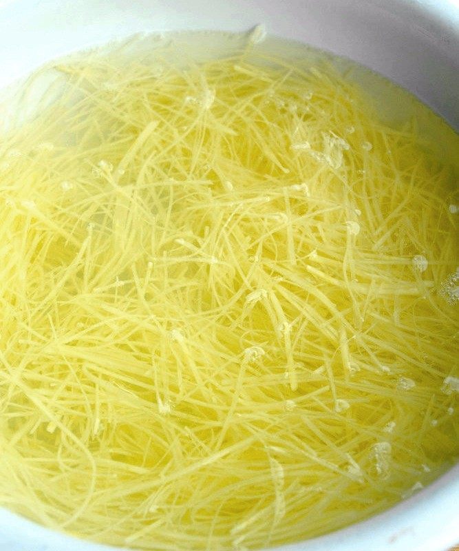 金丝香蕉球,再将切好的土豆丝用清水浸泡去除土豆表面的淀粉，捞出沥干水份。