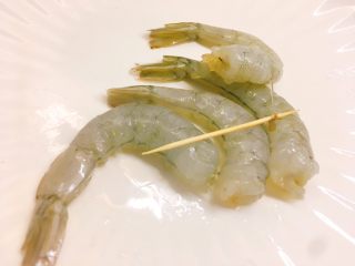 凤尾虾饭团,在第二节虾肉处用牙签挑出虾线