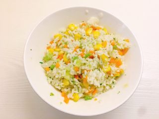 凤尾虾饭团,将炒好的蔬菜放入米饭中搅拌均匀