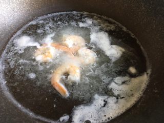 凤尾虾饭团,锅中放入适量盐，加入几片姜，将虾肉煮熟