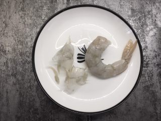 凤尾虾饭团,去壳，留下最后一节虾壳