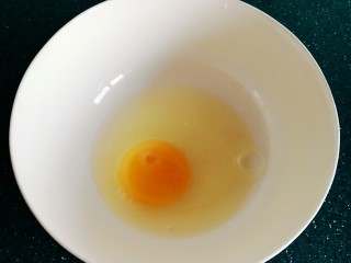 炸沙丁鱼,碗里打入一个大点的鸡蛋。