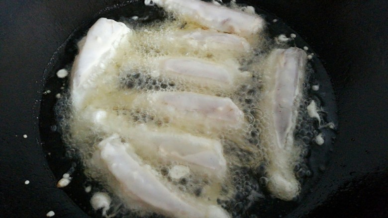 炸沙丁鱼,放入七成热的油锅炸制。