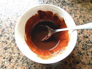 大理石蛋糕卷,10克巧克力块隔热水融化成液体（如无巧克力，可用5克可可粉加入10克热水，搅拌至无干粉状态）。