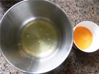 大理石蛋糕卷,分离好蛋白和蛋黄（打蛋盘要无水无油，蛋清里也不能有一丁点蛋黄，否则会打发不起来）。