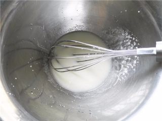 大理石蛋糕卷,打蛋盆加入牛奶和玉米油，蛋抽顺时针搅拌均匀（要充分乳化好，液体里看不到油花）。