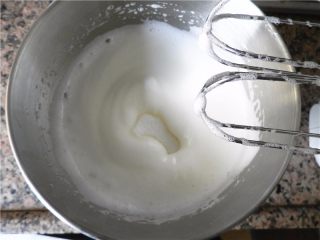 大理石蛋糕卷,打发至稍微出现纹路，再加剩下的糖，低速打发。
