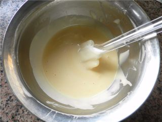 大理石蛋糕卷,用刮刀从下往上翻拌均匀，避免消泡。