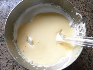 大理石蛋糕卷,翻拌好的蛋糕糊，再倒回剩下的蛋白中，快速翻拌均匀。