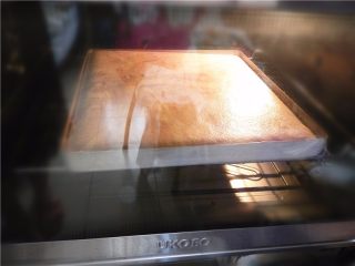 大理石蛋糕卷,放入预热好的烤箱、上下火中层，烘烤约25分钟。