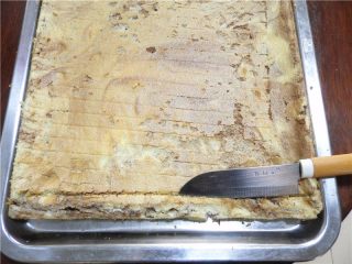 大理石蛋糕卷,蛋糕烘烤至表面金黄色后取出，轻震一下，用脱模刀四周划一圈，表面垫上油纸后倒扣在网架上（如有油纸，迅速将蛋糕片连同油纸拖出烤盘，置于晾架上），