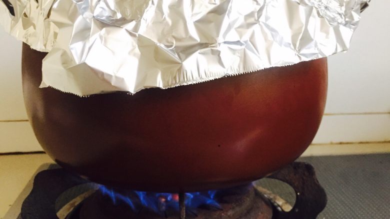 坤博砂锅锡纸蒜蓉虾,放进坤博砂锅里盖上盖子，开始烧烤（前面露出来的锡纸主要就是为了再烧烤的过程中将锅内的水分排出来），中火20分钟左右就可以了