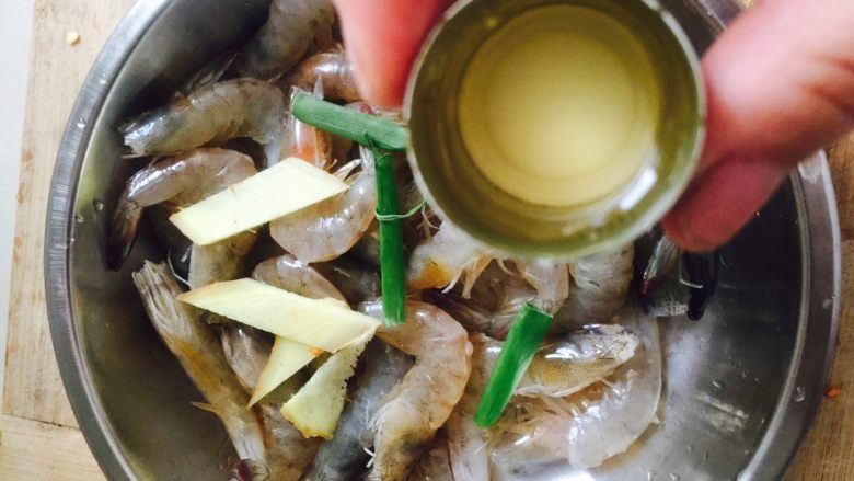 坤博砂锅锡纸蒜蓉虾,用葱姜，一点点盐和一勺料酒将基围虾腌制一会
