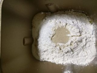 奶茶吐司（一次发酵）,4.倒入高粉和低粉，挖个洞放入酵母。