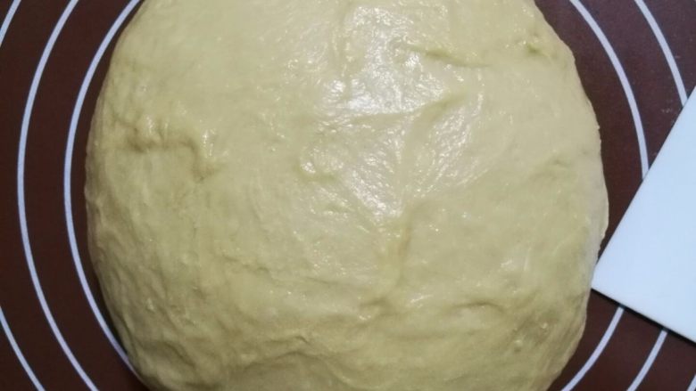 奶茶吐司（一次发酵）,8.面团从面包机中拿出来