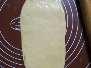 奶茶吐司（一次发酵）,10.取一块面团擀成牛舌状，卷起来，再擀成牛舌状，再卷起来。