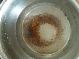 秋葵煎鸡蛋饼,锅烧开水