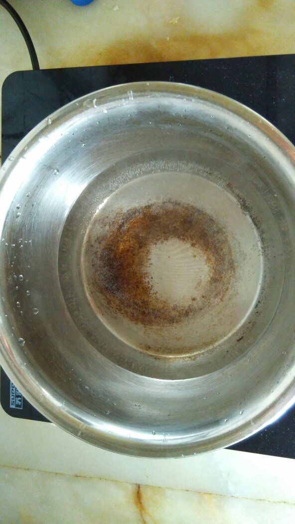秋葵煎鸡蛋饼,锅烧开水