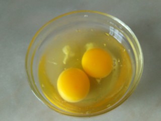 秋葵煎鸡蛋饼,把鸡蛋打入碗里