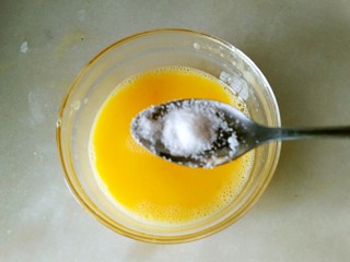 秋葵煎鸡蛋饼,加入半小勺盐