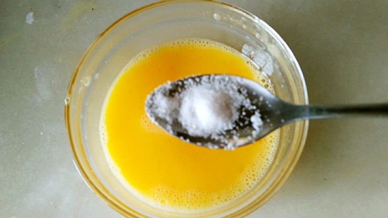 秋葵煎鸡蛋饼,加入半小勺盐