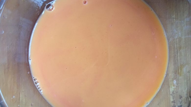 超滑嫩水蒸蛋,红苋菜汁加入适量温水，加入鸡蛋液中搅拌均匀、比例大概是1.5:1再加点盐搅拌均匀